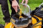Oplaadbare DeWalt DCMW564P2-QW van 48 cm en 2 lithium-ionbatterijen van 18 V en 5,0 Ah - Afbeelding 3