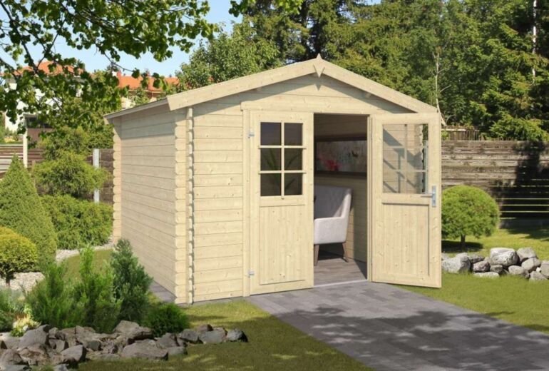outdoor-life-norah-230-1_1 Outdoor Life Blokhut Norah 230 Geïmpregneerd met Zadeldak van Noord Europees Vurenhout | 295cm x 250cm | 28mm - Afbeelding 1